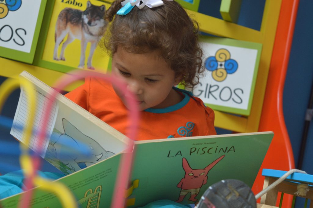 Niña de GIROS leyendo